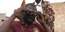 Gli occhiali smart per ciechi creati da uno studente in Mozambico