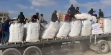 Gaza, abitanti proteggono camion di aiuti che entrano nella Striscia