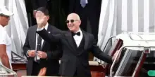 Venezia, Jeff Bezos e Lauren Sanchez si sono sposati: vip e polemiche