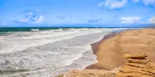 Sposo muore in viaggio di nozze: un fulmine lo colpisce in spiaggia
