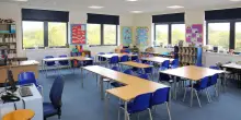 Il ministro Valditara firma la stretta sui cellulari: cambiano le regole a scuola