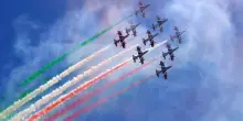 2 giugno, Roma incantata dal passaggio delle Frecce Tricolori tra Fori Imperiali e Altare della Patria