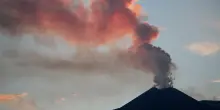 Etna in eruzione, crolla parte del cratere: nube di cenere invade i cieli