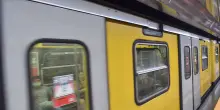 Roma, 19enne accoltellato fuori dalla metro: è grave, caccia agli aggressori