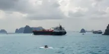 Iran minaccia di chiudere lo stretto di Hormuz: impatti sul mercato del petrolio