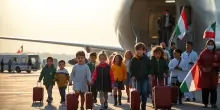 Ottanta minori palestinesi atterrano a Linate per cure mediche urgenti