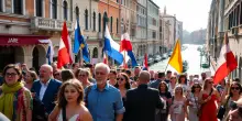 Scopri la manifestazione che ha scosso Venezia durante il matrimonio di Bezos