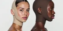 Skims, Kim Kardashian lancia la “maschera che scolpisce il mento”: ecco perchè è già sold out
