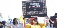 Proteste in attesa di Netanyahu fuori dal kibbutz Nir Oz