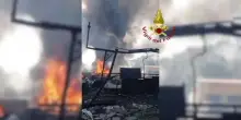 Esplosione a Roma, vigili del fuoco al lavoro per spegnere le fiamme