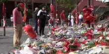 I tifosi piangono Diogo Jota fuori dallo stadio del Liverpool