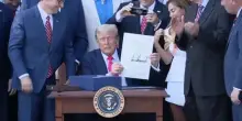 Trump firma il Big Beautiful Bill in pompa magna per celebrare il 4 luglio