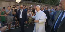 L’arrivo del Papa a Castel Gandolfo, saluta e stringe mani per strada