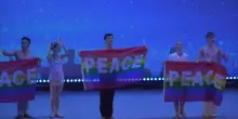 Roberto Bolle all’Expo di Osaka manifesta per la pace