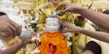 Migliaia di buddisti in Myanmar celebrano il giorno di luna piena