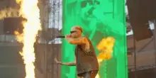 Lazza a San Siro, tra rap, famiglia, tanti amici e il Milan