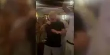 Capri, Boris Johnson scatenato: canta e balla in un locale notturno