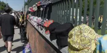 La lunga fila dei fan per il concerto degli Oasis a Manchester