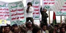 Sostenitori Houthi festeggiano gli attacchi alle navi nel Mar Rosso