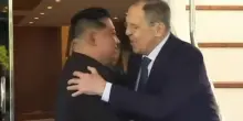 Nordcorea, Kim Jong-un incontra Lavrov: abbracci e strette di mano