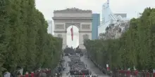 A Parigi grande parata militare agli Champs-Elysées per il 14 luglio