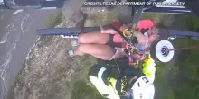 Inondazioni in Texas, il video di una famiglia salvata in elicottero