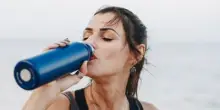 Acqua fredda o a temperatura ambiente? Come è meglio berla quando fa molto caldo