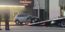 Los Angeles, auto travolge la folla, conducente colpito da spari