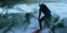A Monaco torna il surf fluviale sulle onde dell’Eisbach