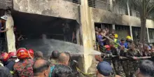 Bangladesh, aereo si schianta su scuola: strage di studenti a Dacca