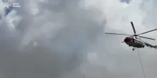 A Kiev pompieri al lavoro negli edifici distrutti da raid russi