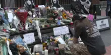 I fan di Ozzy Osbourne depongono fiori nella sua Birmingham