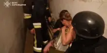 Ucraina, bombe su Kharkiv: i cittadini fuggono nei rifugi