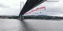 In Scozia attivisti Greenpeace sospesi sul ponte per bloccare nave