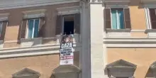 Striscione Avs sulla facciata Montecitorio: Gaza, l’ipocrisia uccide