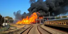 Fiamme divampano vicino ai binari: ecco cosa è successo