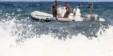 Peschereccio affondato ad Anzio, sommozzatori al lavoro per ritrovare disperso