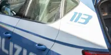 Bambina trovata in una casa invasa da rifiuti e droga: polizia in azione grazie all’app YouPol
