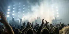 Dimissioni a catena dopo lo scandalo al concerto dei Coldplay: via anche Kristin Cabot