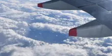Aereo invaso dal fumo, emergenza a Denver: passeggeri in fuga dagli scivoli