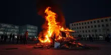 Incendio alla Triennale: la balena di Jacopo Allegrucci in fiamme