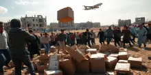 Lanci di cibo su Gaza: un gesto significativo o solo propaganda?