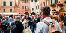 Lucca affronta il problema dei buttadentro: cosa significa per i turisti