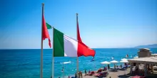 Bandiere della pace in Versilia: un messaggio che divide