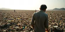 Condizioni estreme nei campi di rifiuti di Delhi: la lotta dei raccoglitori