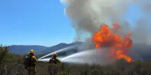 Emergenza incendio al Vesuvio: vigili del fuoco in azione