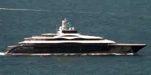 Zuckerberg e la sua flotta nel mare del golfo di Napoli