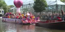 Musica, balli e barche colorate al Pride sui canali ad Amsterdam