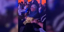 Peppino di Capri (86 anni) canta a sorpresa la sua “Champagne”