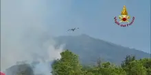 Incendio sul Vesuvio, Vigili del fuoco e Canadair in azione